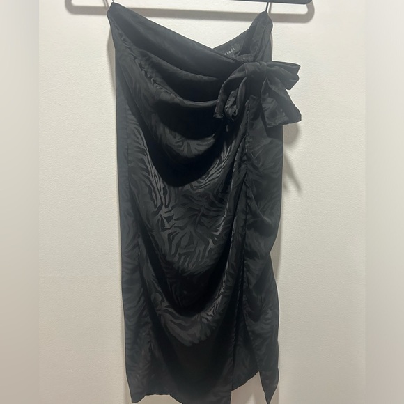 NEW LOOK size 4 silky little black mini dress, side hem slit, 1/4 zip back - Picture 1 of 9